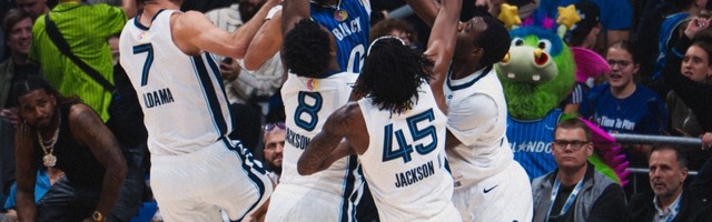 开云-快攻反击中一打四！隔扣四名防守人！NBA年度最佳扣篮来了！